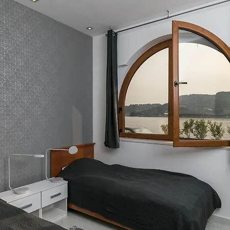 Frankie's Place - Two-bedroom With Terrace And Sea View Apartman